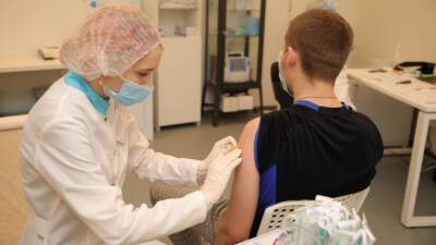 Почти 400 подростков привились от коронавируса в Ленобласти