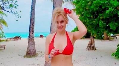 Покусали за кокосики: Ирина Федишин показала курьезное видео с пляжа на Мальдивах