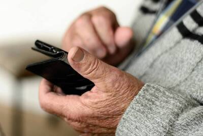 Вместо повышения пенсии украинским пенсионерам выдадут смартфоны
