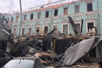Рядом с Госдумой обрушились строительные леса, пострадали депутатские машины