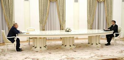 Таємниця 6-метрового стола з Путіним. ЗМІ дізнались, чому Макрон побоявся робити ПЛР-тест в Росії
