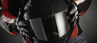 Житель Карелии ночью встретил незнакомцев и получил мотоциклетным шлемом по голове
