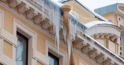 Глыба льда упала на двухлетнюю девочку в Санкт-Петербурге