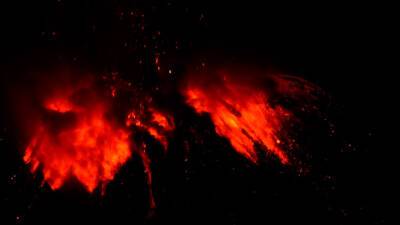 Извержение вулкана Этна на Сицилии — видео