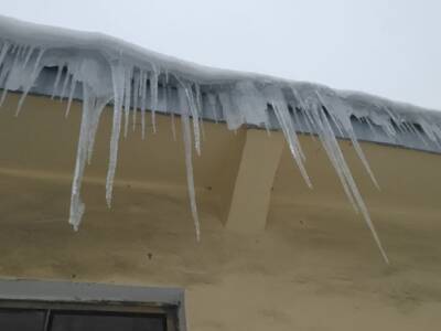 В Петроградском районе семью петербуржцев едва не накрыло снежной шапкой с крыши