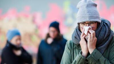Пульмонолог Бекетов рассказал, когда кашель может быть опасен для окружающих