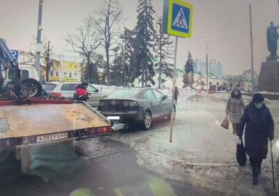 В Рязани отправили на штрафстоянку два автомобиля, припаркованных на тротуаре
