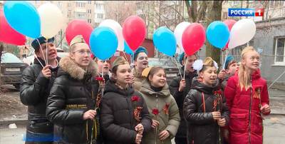 Донские школьники во дворах устроили концерт для ветеранов ВОВ