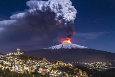 Вулкан Этна на Сицилии выбросил пепел на высоту 10 тысяч метров: извержение началось