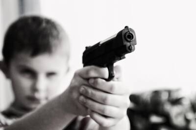 Появилось видео, на котором шестиклассник из Гатчины стреляет в сверстника
