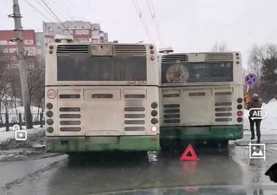 На улице Новоселов из-за столкновения двух автобусов собралась пробка