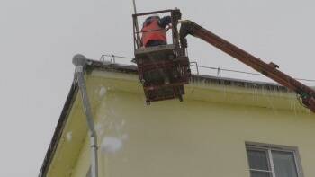 В Вологде проверяют качество уборки сосулек и снега с крыш