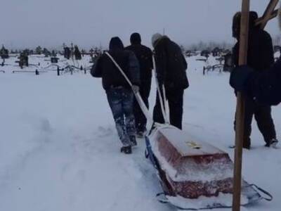 В Набережных Челнах родственникам пришлось час волочить гроб по снегу до кладбища