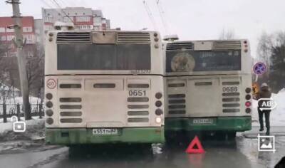На улице Новосёлов Рязани образовалась пробка из-за столкновения двух автобусов
