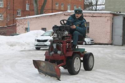 В Курске пожарный создал самодельный мини-трактор для уборки снега