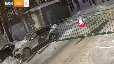 В Тюмени новый тестовый Audi Q7 протаранил мусорные баки и автоматические ворота