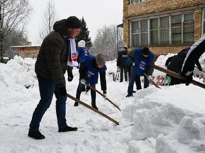 Волонтеры очистили от снега детские сады Смоленска