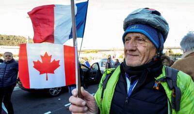 «Конвой свободы» уже в Париже: народ требует жизни без ковид-паспорта