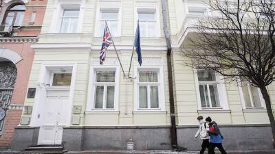 Великобритания начала вывозить сотрудников посольства из Киева