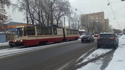 Трамвай с пассажирами загорелся на юге Петербурга