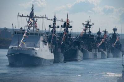Более 30 кораблей ВМФ России проводят учения в Черном море