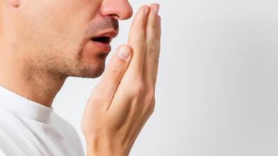 Гастроэнтеролог назвал болезни, вызывающие неприятный запах изо рта