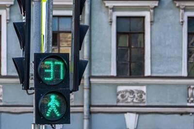 Переходящего дорогу на зеленый сигнал светофора росгвардейца сбили в Петербурге
