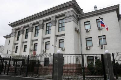 РИА: дипломаты РФ начали уезжать из Украины
