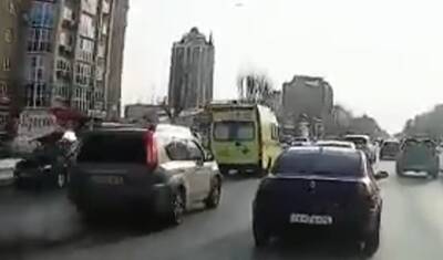 Тюменцы поддержали водителя, проехавшего за «скорой» по встречной полосе