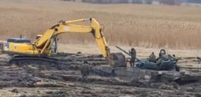 "Чуть-чуть не доехали": В сети показали, как колонна российских танков увязла в грязи под Ростовом