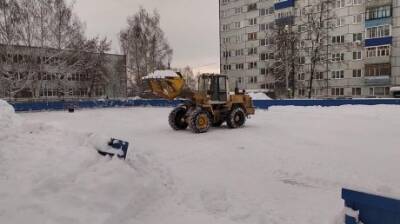 В Пензе хоккейную площадку пришлось чистить трактором - penzainform.ru - Пенза