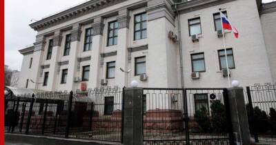 СМИ: дипломаты и сотрудники консульств России начали покидать страну