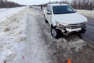 На севере Волгоградской области иномарка влетела в снежный вал