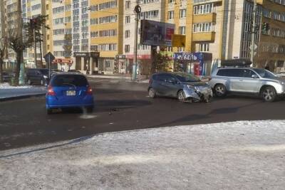 Две иномарки столкнулись на перекрёстке Новобульварная и Журавлёва в Чите