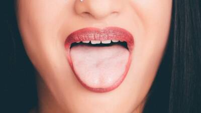 Гастрит и тонзиллит способны спровоцировать неприятный запах изо рта