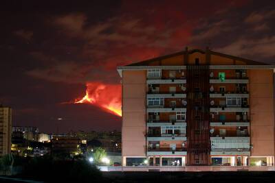 Вулкан Этна выбросил в небо тонны пепла (видео)