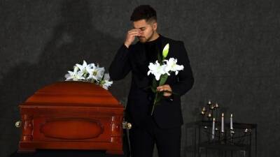 Вгоняют в гроб: мужчины с какими именами чаще всего становятся вдовцами