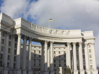 МИД Украины призвал граждан сохранять спокойствие, консолидироваться внутри страны и не сеять панику