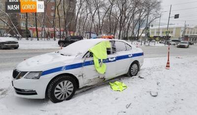 В Тюмени полицейская машина врезалась в «ниссан» на Мельникайте — Харьковской