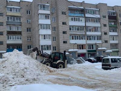В Смоленске продолжается масштабная уборка от снега