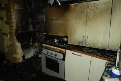 Утром в Смоленске пожарные тушили пожар на кухне
