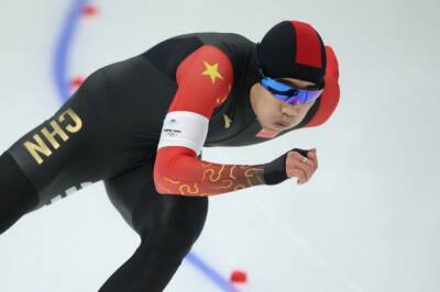 Китайский конькобежец Тинъюй выиграл золото на Олимпиаде в Пекине