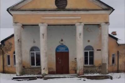 Аварийный сельский клуб начнут ремонтировать в псковской деревне