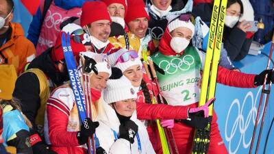 Российские лыжницы получили медали Олимпиады из рук главы ФЛГР Вяльбе