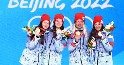 Российским лыжницам вручили золотые награды после триумфа на Олимпиаде