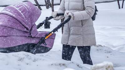 Снег упал с крыши на коляску с двухмесячным ребенком в Кирове