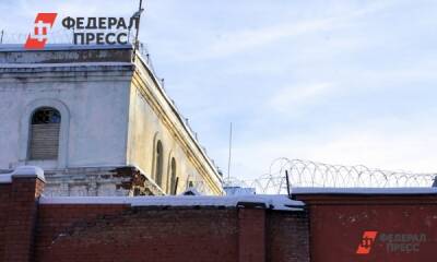 В Екатеринбурге сотрудника колонии задержали за взятку