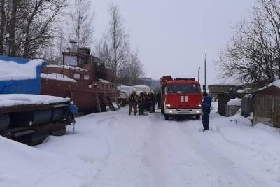 В петербургском яхт-клубе загорелся катер