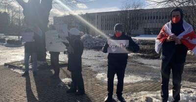 ФОТО. Около российского посольства в Риге прошла акция протеста