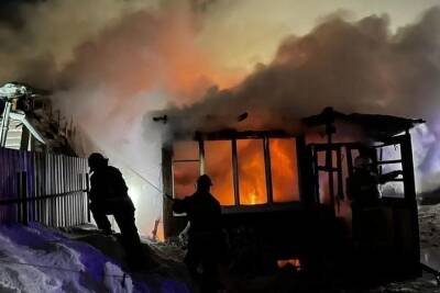 Баня загорелась в Псковской области поздним вечером пятницы